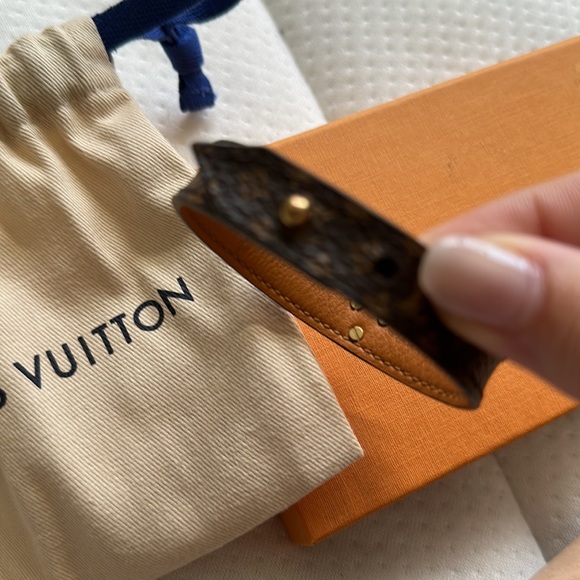 Louis Vuitton Essential V Bracelet - Picture 3 of 4